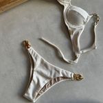 Calcinha Dallas biquíni off white com corrente Trituê