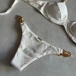 Calcinha Dallas biquíni off white com corrente Trituê