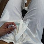 Calça Tropical pantalona com fenda off white Trituê