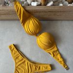 Calcinha Asa Delta Textura empina bumbum mostarda Trituê 