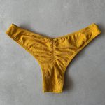 Calcinha Asa Delta Textura empina bumbum mostarda Trituê 
