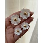 Brinco Flor G Madrepérola Banhado a Ouro