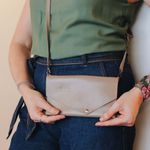 Bolsa CARTEIRA Couro Legítimo Bubblê - Amêndoa 