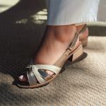 Sandália Peep Toe - VIRTUDE - Champagne e Off White - 965.53