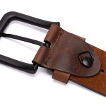 Cinto casual largura 40 mm em couro soleta na cor chocolate com fivela preta 