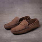 Mocassim Drive Gravata Vancouver Em Couro Nobuck Castor 046
