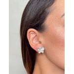 Brinco Flor Cravejada Banhado a Ródio Branco