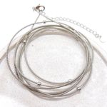 Pulseira Voltas Corda de Violão com Bolinhas Banhado a Ródio Branco