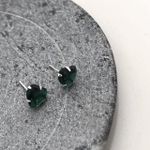 Brinco Solitario Coração Esmeralda 8mm Prata 925
