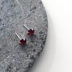 Brinco Solitario Vermelho 6 mm Prata 925