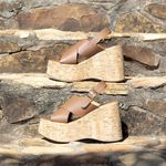 Sandália Flatform Jordana Camel Villa Griffe 