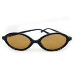 Óculos de sol HD com armação preta, hastes pretas com detalhe dourado e lentes marrom com proteção UV