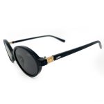 Óculos de sol HD com armação preta, hastes pretas com detalhe dourado e lentes fume com proteção UV