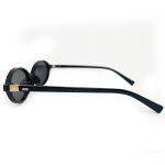 Óculos de sol HD com armação preta, hastes pretas com detalhe dourado e lentes fume com proteção UV