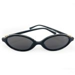 Óculos de sol HD com armação preta, hastes pretas com detalhe dourado e lentes fume com proteção UV