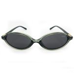 Óculos de sol HD com armação translucida, hastes pretas com detalhe dourado e lentes fume com proteção UV