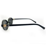 Óculos de sol HD com armação translucida, hastes pretas com detalhe dourado e lentes fume com proteção UV