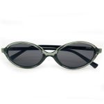 Óculos de sol HD com armação translucida, hastes pretas com detalhe dourado e lentes fume com proteção UV