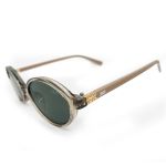 Óculos de sol HD com armação caramelo translucida, hastes caramelo com detalhe dourado e lentes verdes com proteção UV