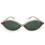 Óculos de sol HD com armação caramelo translucida, hastes caramelo com detalhe dourado e lentes verdes com proteção UV