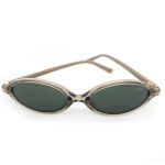 Óculos de sol HD com armação caramelo translucida, hastes caramelo com detalhe dourado e lentes verdes com proteção UV