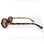 Óculos de sol HD com armação animal print, hastes com detalhe dourado e lentes rose com proteção UV