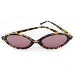 Óculos de sol HD com armação animal print, hastes com detalhe dourado e lentes rose com proteção UV