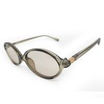 Óculos de sol HD com armação translucida, hastes com detalhe dourado e lentes claras com proteção UV