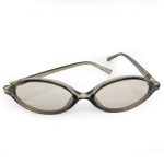 Óculos de sol HD com armação translucida, hastes com detalhe dourado e lentes claras com proteção UV