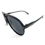 Óculos de sol HD Charlie Black com armação em preta, detalhes em dourado na haste e proteção UV