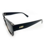 Óculos de sol HD Swell Fumê com armação e hastes em cinza translucido e lentes com proteção UV