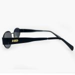 Óculos de sol HD em metal com armação preta e lentes fume com proteção UV