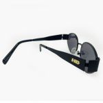 Óculos de sol HD em metal com armação preta e lentes fume com proteção UV