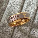 Anel em Aço Inoxidável com Cruz e Inscrição "JESUS" - Tamanho Grande (8mm)