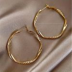 Brincos de Argola Elegantes e Suaves - Estilo Punk e Minimalista - 5,0 cm Dourado – Liga de Zinco Retorcido com Pinos de Aço Inoxidável – Perfeitos para Uso Diário, Trajes Casuais ou Festas, e para Presente