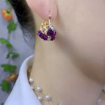 Brincos de Argola Requintados em Liga de Zinco, Adornados com Flores Coloridas de Zircônia – Estilo Luxuoso e Elegante para Mulheres no Uso Diário Casual ou Festas ou Ocasiões Especiais