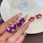 Brincos de Argola Requintados em Liga de Zinco, Adornados com Flores Coloridas de Zircônia – Estilo Luxuoso e Elegante para Mulheres no Uso Diário Casual ou Festas ou Ocasiões Especiais