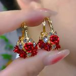 Brincos de Argola Requintados em Liga de Zinco, Adornados com Flores Coloridas de Zircônia – Estilo Luxuoso e Elegante para Mulheres no Uso Diário Casual ou Festas ou Ocasiões Especiais