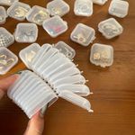 Caixas de Armazenamento de Joias Transparentes com Tampa – Organizador Quadrado para Brincos, Tampões de Ouvido e Pequenas Peças