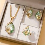 Conjunto de Joias Elegantes com Quatro Peças de Pedras Verdes, Colar de Luxo para Mulheres, Brincos e Anel, Estilo Sofisticado para Festas e Presente para Senhoras e Namoradas