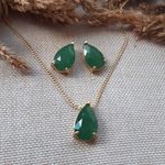 Conjunto Brincos e Colar em Pedra Natural de Quartzo Verde e corrente com banho Ouro 18k.