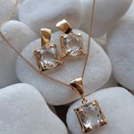 Conjunto Brincos e Colar em Pedra Natural de Cristal Príncipe Cristal Príncipe e Corrente com Banho Ouro 18k.