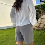 Bermuda Feminina com Cinto de Fecho - Cinza 