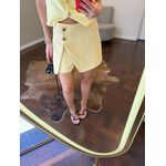 Shorts-Saia Alfaiataria Botão Orgânico - Amarelo