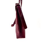 Bolsa Feminina em Couro Texturizado Almofadada Marsala