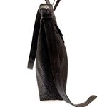 Bolsa Feminina em Couro Texturizado Almofadada Marron