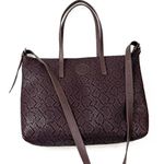 Bolsa Feminina em Couro Texturizado Almofadada Marron