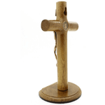 Crucifixo madeira cilíndrica de mesa 12cm- Eis o Cordeiro de Deus