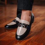 Loafer Feminino em Couro com fivela cor Preto