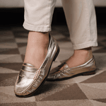 Mocassim Feminino Clássico em Couro Dourado